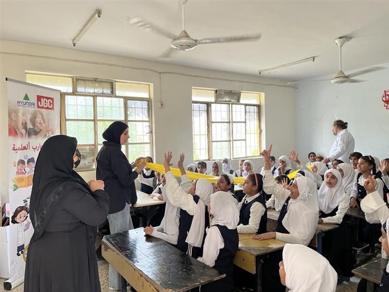 バスラ公立校で身近なものを実験道具として科学教育を行う様子