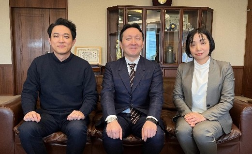 左：学校法人C2C GEJ 古屋理事長、
中央：学研ホールディングス百田取締役