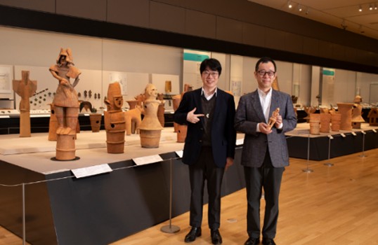 ＜監修の東京国立博物館の考古室長・河野正訓さん（右）と考古室主任研究員の山本亮さん＞
