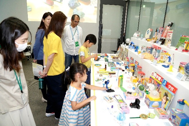 ▲大人気「学研の科学ふろく展示」