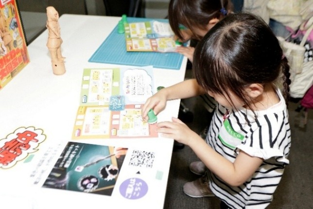 ▲スタンプラリーで各ブースを回る来場者