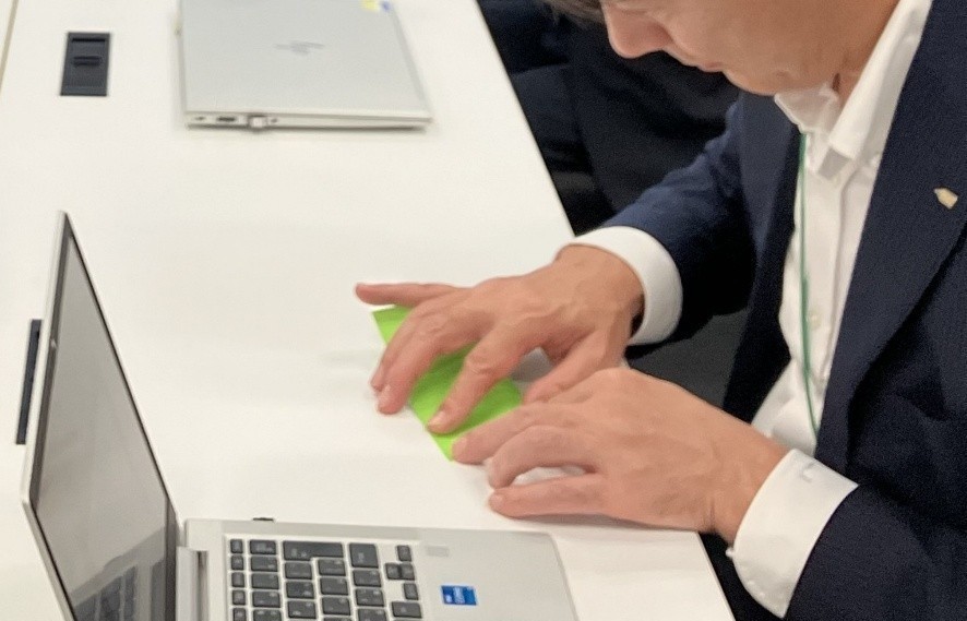 「半分に折る」の指示でもできた形は長方形、三角形とさまざまでした。