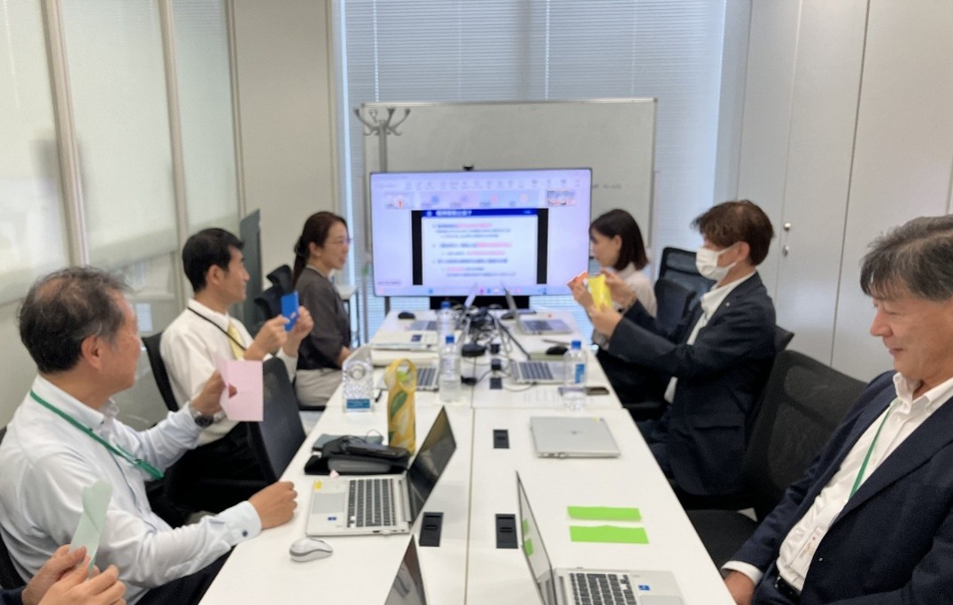 「折り紙を切ってください」の指示でも、半分に切る人もいれば、
真ん中をくりぬく人もいて、いろいろな形ができあがりました。
