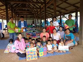 バン・ノンケオ村の幼稚園の子どもたち、教師、保護者とコミュニティの皆さん
