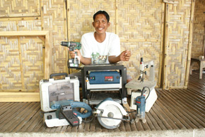 リョービから提供いただいた電動工具。現地のプロジェクトリーダー・ジュニオールも笑顔