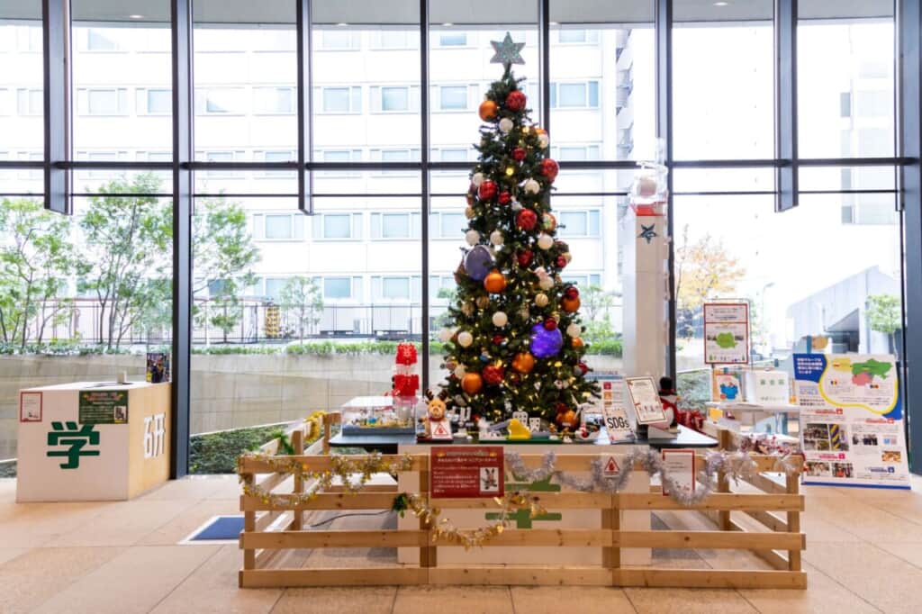 楽しく遊びながら学べる！サステナブルなクリスマスツリーが学研ビルに出現。ウクライナ募金も同時に実施！