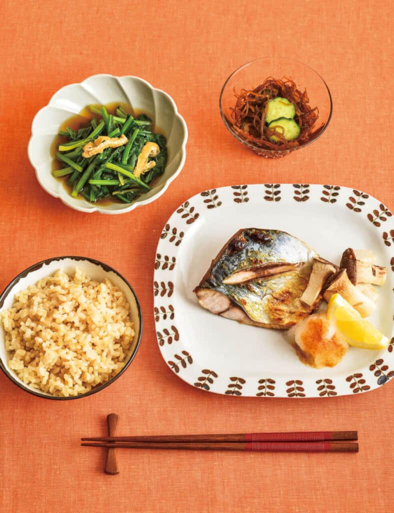 バリエーション豊富なレシピに加え、朝・昼・夜の献立例も紹介
【最新改訂版　千葉大学医学部附属病院が教える毎日おいしいコレステロール・中性脂肪対策レシピ320】より