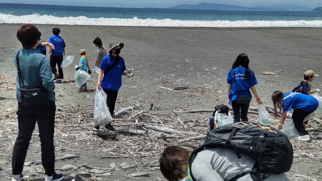 【富士川河口クリーン作戦】山梨・静岡の団体とともに文理学院の社員が海岸のゴミ拾いを行いました。