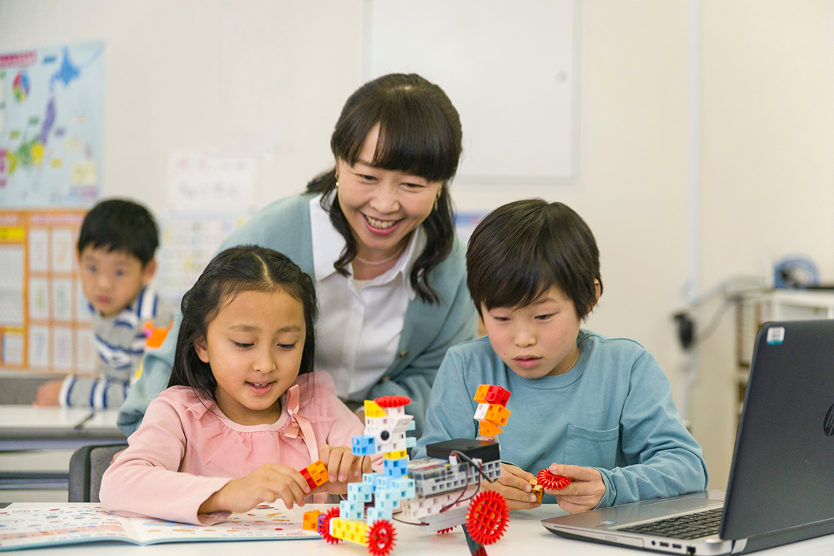 『学研教室』のロボットプログラミング講座は、子どもたちの興味や好奇心を引き出しながら、未来を生き抜くための力をはぐくむ。
