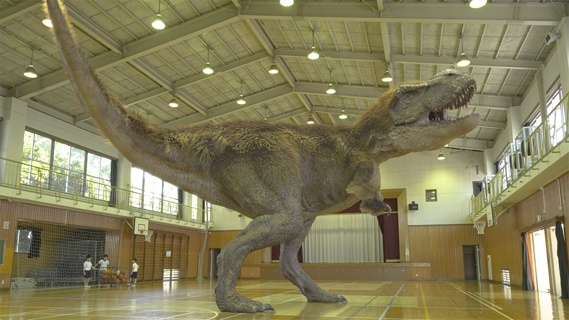 『学研の図鑑LIVE恐竜新版』に付属するDVDの映像。CGのティラノサウルスが体育館の中に登場。